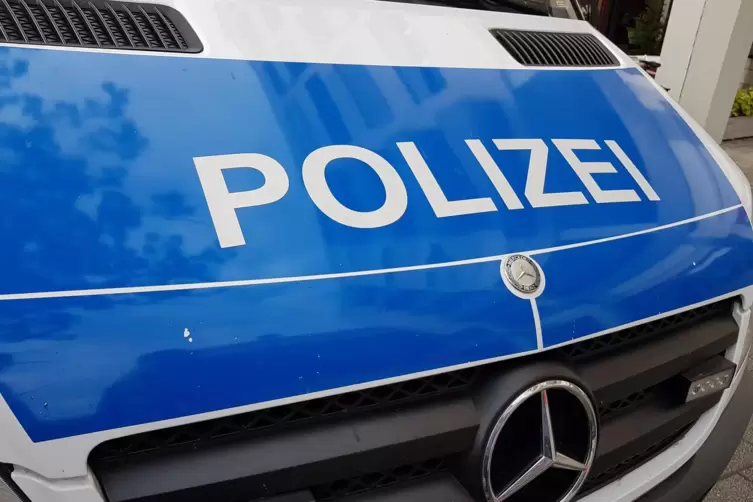 Die Polizei bittet Zeugen um Hinweise.