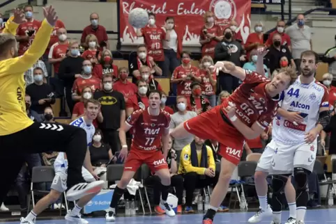 Es werden langsam mehr Zuschauer: Gegen den VfL Gummersbach durften 705 Fans in die Friedrich-Ebert-Halle zum Heimspiel der Eule