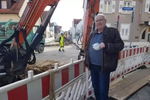  Ortsvorsteher Günther Henkel während der Bauarbeiten in Alt-Friesenheim. Lange sei vorgegaukelt worden, alles laufe reibungslos