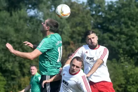 Hakan Aslan (rechts, noch im Trikot der TSG Albisheim) bildet mit Arda Özkan ein starkes Verteidiger-Duo beim TuS Göllheim. 