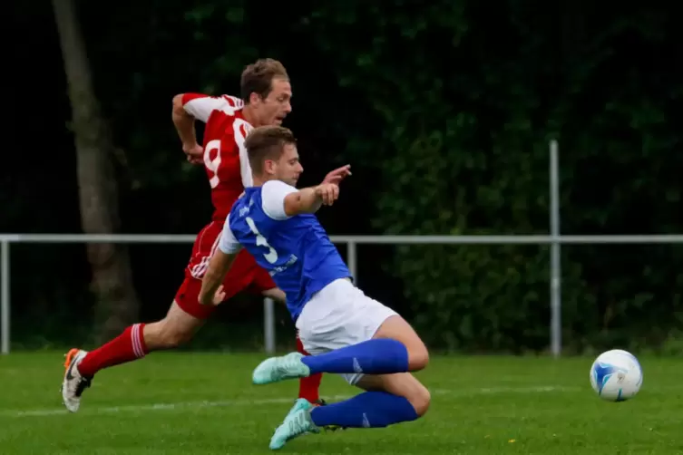 Mit viel Einsatz kam die SG M&uuml;nchweiler/Alsenbr&uuml;ck-Langmeil (in blau Dennis Mair) zu einer starken Defensivleistung.