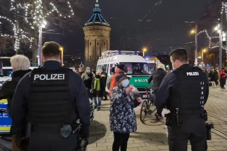 Hier diskutiert am sp&auml;ten Abend eine Frau mit den Einsatzkr&auml;ften.