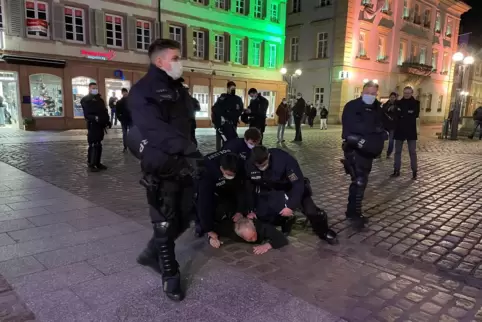 Diese Szene einer Festnahme sorgt im netz und bei der Linken für Aufregung. 