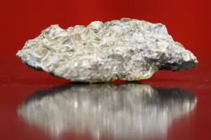 Lithium kommt nicht nur in salzhaltigen Gewässern vor, sondern auch in Erzgestein.