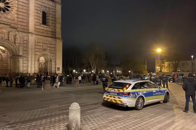Der größte „Spaziergänger“-Auflauf in der Vorderpfalz: Am Montagabend demonstrierten etwa 300 Menschen am Speyerer Dom gegen die