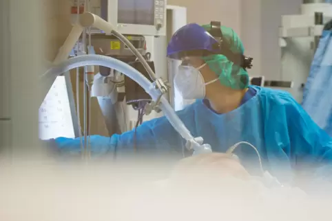 In der Klinik werden die Covid-Intensivpatienten betreut. 