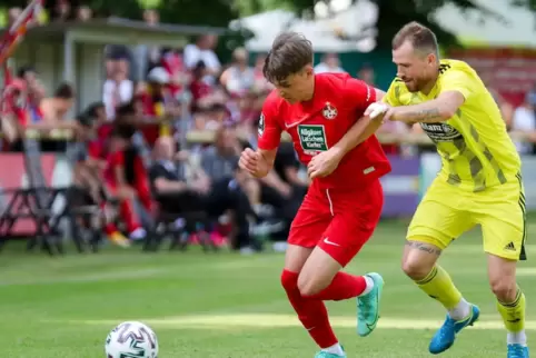 Christopher Koch (rechts) im Zweikampf mit Neal Gibs vom 1. FC Kaiserslautern beim Testspiel im Juni in Dudenhofen.