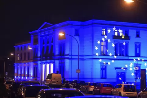 Das in die Farben Europas getauchte Landtagsgebäude in Saarbrücken. 