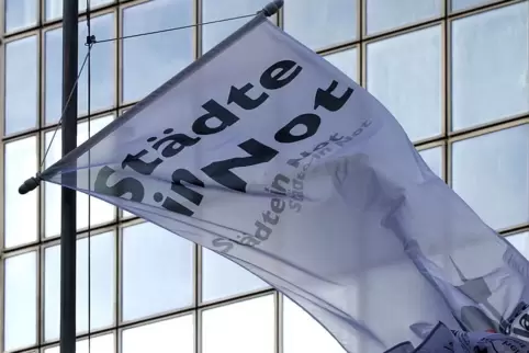 Flagge zeigen: Unterfinanzierte Städte wie Ludwigshafen haben sich im Bündnis „Städte in Not“ zusammengeschlossen.