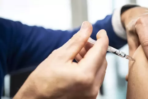 Wie eine Umfrage der IHK ergab, herrscht in saarländischen Betrieben eine hohe Impfbereitschaft. 