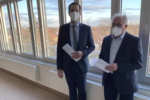 Im neuen Aufenthaltsraum: Wolfgang Schell (links) und Klaus Diebold vor der Speyer-Kulisse. Im neuen Aufenthaltsraum: Wolfgang Schell (links) und Klaus Diebold vor der Speyer-Kulisse.