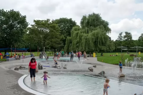 Seit Jahren wird das Bellheimer Freibad mit großem Aufwand umgebaut. Es ist 2022/23 das größte Investitionsobjekt der Verbandsge