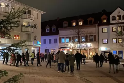 In Germersheim fanden sich auf dem Nardiniplatz zunächst zirka 70 Menschen ein. Am Paradeplatz waren es dann über 100 Teilnehmer