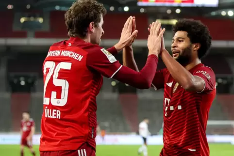 Grund zum Jubeln: Dreifach-Torschütze Serge Gnabry (r.) mit Thomas Müller.