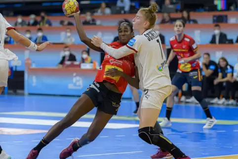 Spaniens Alexandrina Cabral Barbosa und Deutschlands Meike Schmelzer im Kampf um den Ball.