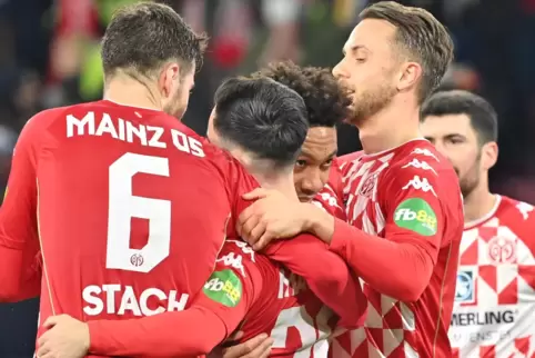 Der Mainzer Jean-Paul Boetius bejubelt mit seiner Mannschaft seinen Treffer zum 4:0 gegen Hertha BSC.