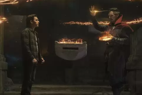 Tom Holland (links) als Spider-Man und Benedict Cumberbatch als Doctor Strange in einer Szene aus dem Film „Spider-Man: No Way H
