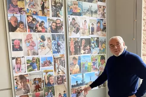 Ein Jahr im Leben der Familie Hummel. Bernd Hummel hat Fotos daraus an einem Schrank neben seinem Schreibtisch aufgehängt.