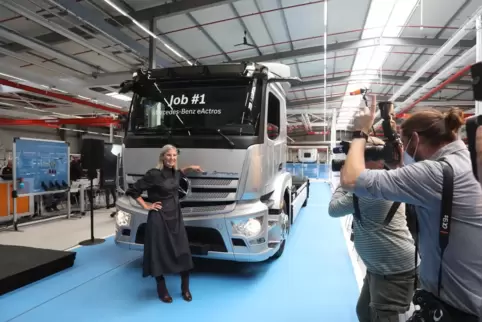 Vorstandsmitglied Karin Rådström bei der Präsentation des ersten eActros vom Band. 
