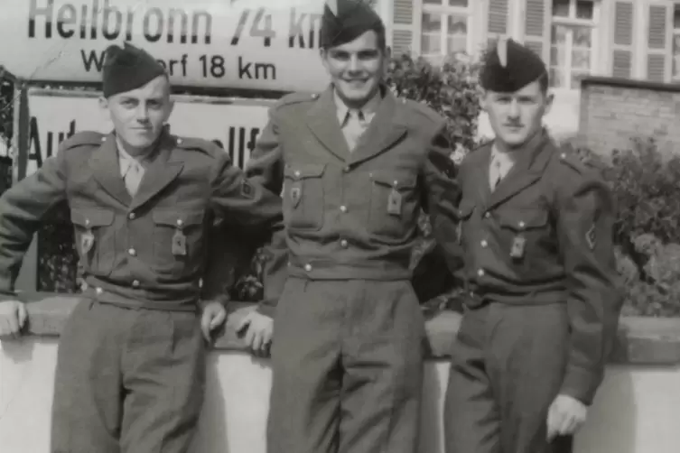 Drei französische Soldaten in Speyer, um 1958. Links im Bild ist Guy Lesueur zu sehen, der der Domstadt auch nach seiner Militär