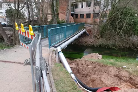 Im Sommer wurde unter der Brücke über den Schwarzbach eine Notwasserleitung gebaut. 