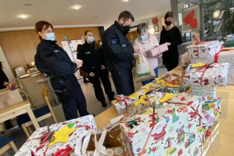 Bei der Geschenkübergabe im Haus der Familie (von links): Judith Kuha, Sandra Strobawe, Michael Sziele, Hilde Bölke und Anna Cun