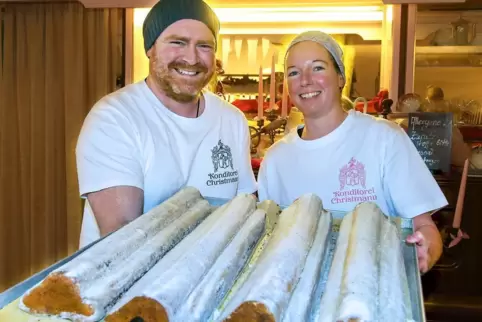 Essen den Mohnstollen auch gerne: Daniel Haslberger und Konditorin Susi Bernarding. 