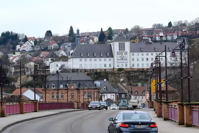 Das weiße Internatsgebäude auf dem Schlossberg-Plateau thront hoch über der Stadt Blieskastel.