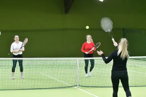 Training im Niederauerbacher Tennis- und Squash-Center: Die Damen des TC Althornbach, (von links) Julia Sapich, Lana Stopp und A