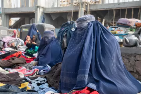Amena, früher Rektorin einer Schule, und Nazila, eine ehemalige Lehrerin, verkaufen auf einem Markt im afghanischen Mazar-i-Shar