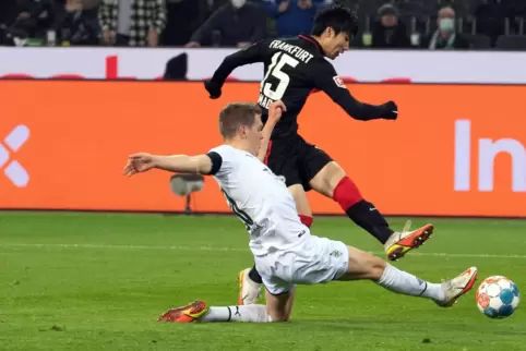Der Siegtreffer: Daichi Kamada setzt sich gegen Matthias Ginter durch.