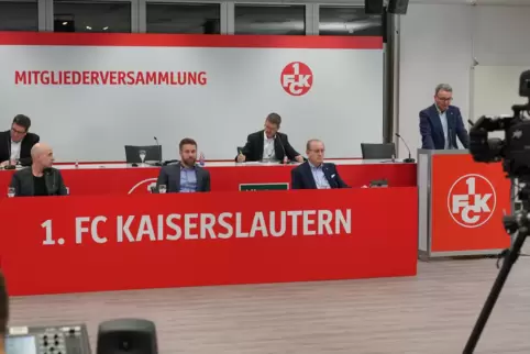 Ein Blick aufs Podium im Presseraum des Fritz-Walter-Stadions: ganz rechts Rainer Keßler, Aufsichtsratsvorsitzender des FCK e. V
