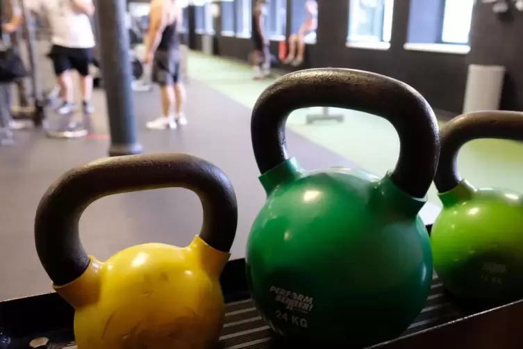 Erwachsene Amateur- und Freizeit-Sportler, die bislang erst zweimal geimpft sind, m&uuml;ssen sich vor dem Fitnessstudio-Besuch noch 