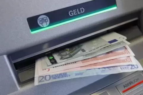 Die Diebe entwendeten einen fünfstelligen Geldbetrag aus dem Automaten. 