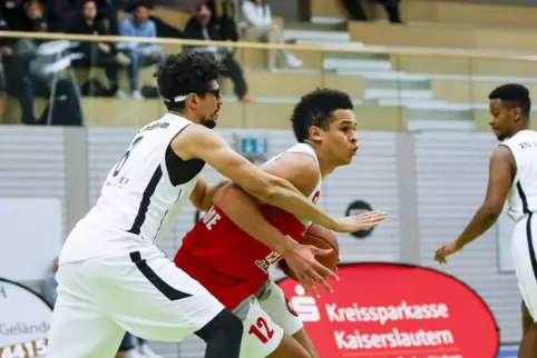 Kämpft sich durch: Victor Onwudiwe vom FCK gegen Mohamed Zied Sadfi vom VfL Bensheim.