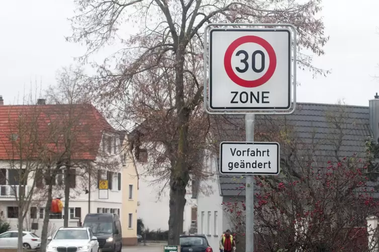 Soll entfernt werden: der Zusatz „Vorfahrt geändert“ unter dem 30er-Zonen-Schild in der Hauptstraße am Ortseingang von Schwegenh
