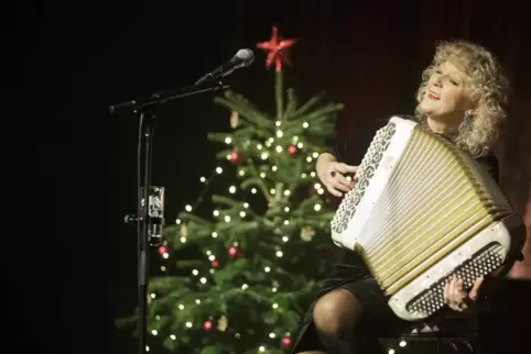 Hat die Zuhörer in ihre musikalischen Welten mitgenommen: Lydie Auvray und ihr weißes Akkordeon.