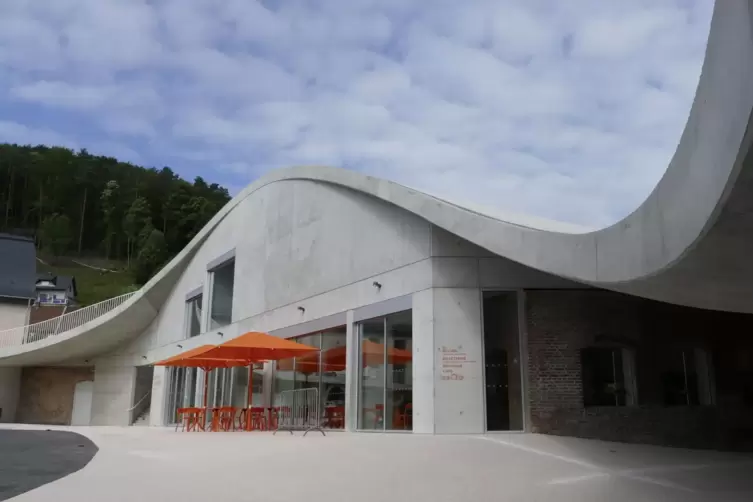 Eine elegante Welle, vollendet geschwungen – und gemacht aus Beton: Glaskunstzentrum im lothringischen Meisenthal.
