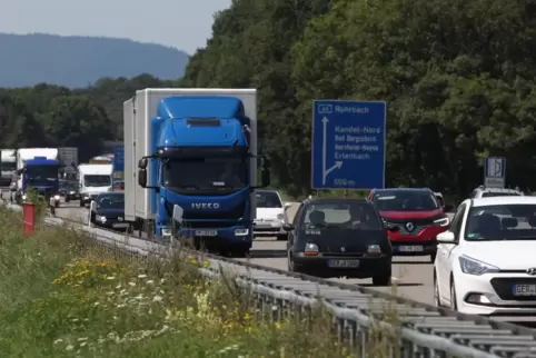 Der Verkehr auf der A65 ist oft recht dicht. Am Wochenende ist die Autobahn zeitweise in jeweils eine Fahrtrichtung gesperrt. 