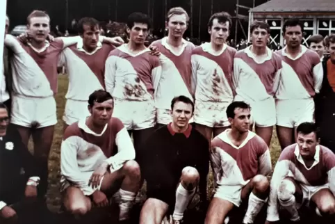 Die Meistermannschaft von 1968 (von links): stehend Dietrich Wüst, Günter Morell, Reinhold Stephan, Erich Richter, Robert Richte