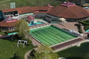 Hoher Sanierungsbedarf: der 1990 eröffnete Haßlocher Badepark. Hoher Sanierungsbedarf: der 1990 eröffnete Haßlocher Badepark.