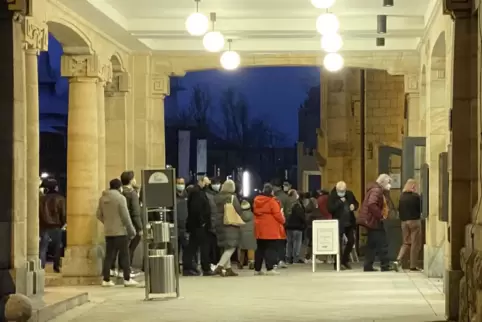 Schlange vor dem Corona-Testzentrum in der Landauer Festhalle. „Manchmal trifft sich die ganze Klasse dort wieder“, erzählt eine