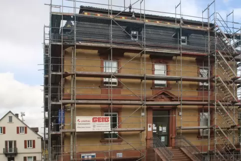 Arbeiten am ehemalige Rentamt: neue Fenster und Außentüren, Ausbesserung der Sandsteinfassade und Ziegel befestigt.