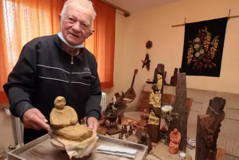 Guido Schwalb fertigt unermüdlich Skulpturen und Krippen an. Gearbeitet wird oft im Wohnzimmer.