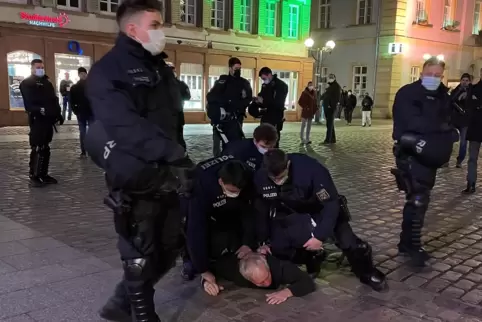 Darum geht’s: Polizeibeamte haben einen 71-Jährigen unsanft am Boden fixiert. 