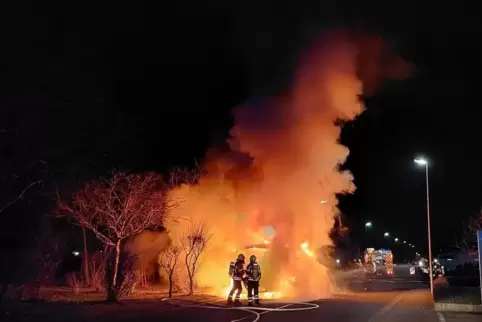 Weithin sichtbar: die Rauchsäule in der Römerstraße, wo am Donnerstagabend ein Lkw ausbrannte.