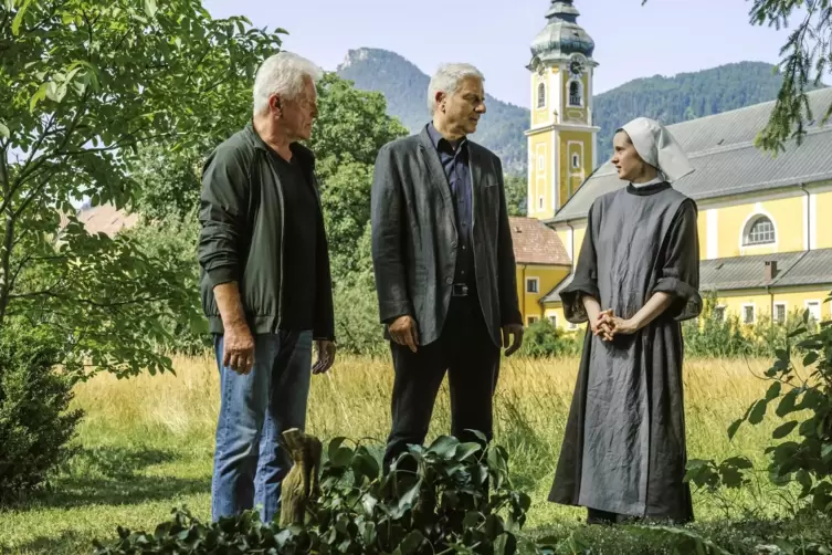 Im &bdquo;Tatort: Wunder gibt es immer wieder&ldquo; geht es katholisch zu. Es ermitteln Ivo Batic (Miroslav Nemec, l-r) und Franz Leitmayr 
