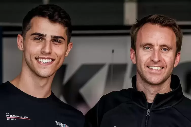 Teamchef Timo Bernhard (rechts) mit seinem jungen, zukünftigen DTM-Piloten Thomas Preining.
