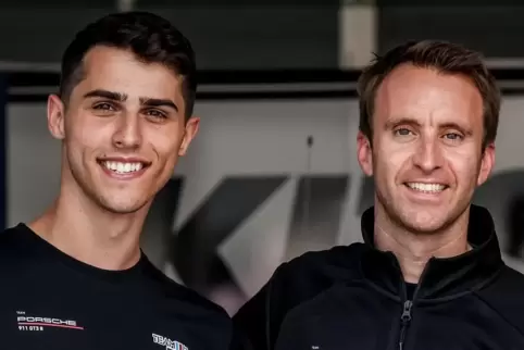 Teamchef Timo Bernhard (rechts) mit seinem jungen, zukünftigen DTM-Piloten Thomas Preining.