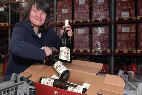 Sie verliert auch bei Tausenden Flaschen nicht den Überblick: Branka Drljaca leitet Lager und Versand im Deidesheimer Weingut Ge